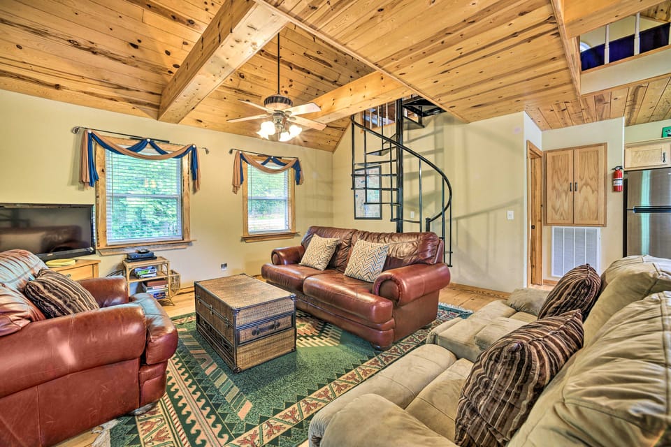 Golfer's Retreat at Kudzu Cove Cabins Resort House in Guntersville Lake