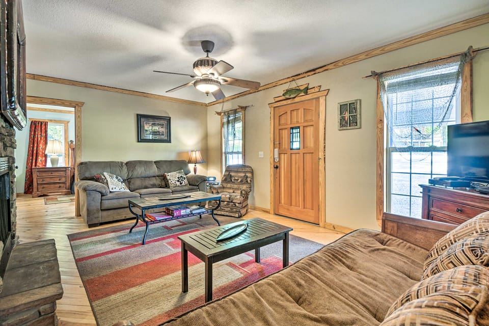 Fisherman's Retreat at Kudzu Cove Cabins Resort House in Guntersville Lake