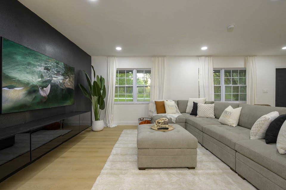 Tampa Retreat: 11 Beds, Game Room & Pool! House in Tampa