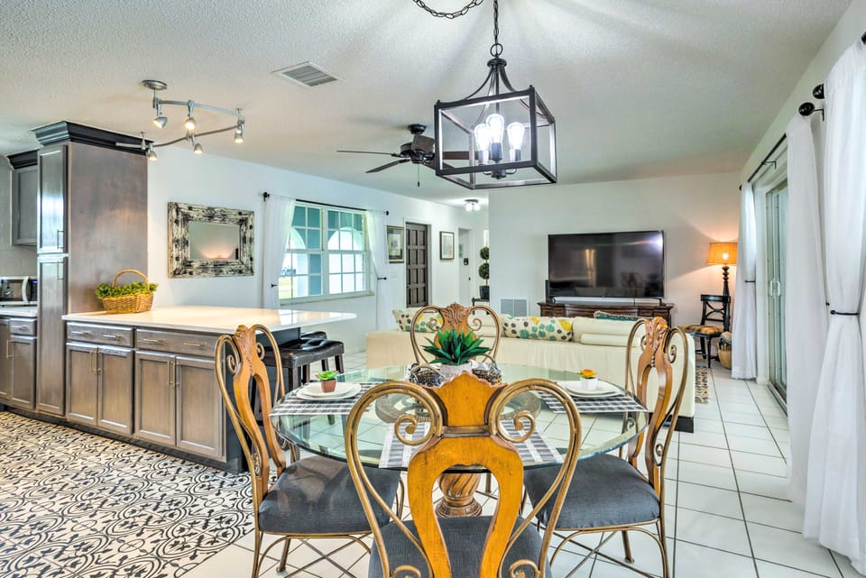'Tropical Landing' Stuart Home w/ Pool + Grill! House in Stuart