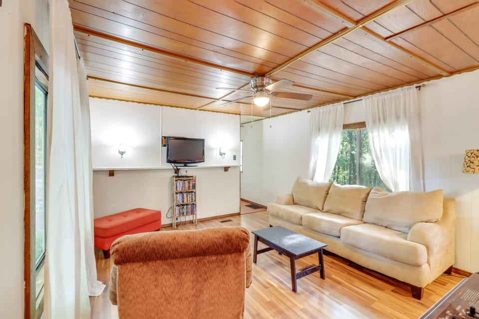 Edgemont Home w/ Deck ~ 9 Mi to Greers Ferry Lake! House in Greers Ferry Lake