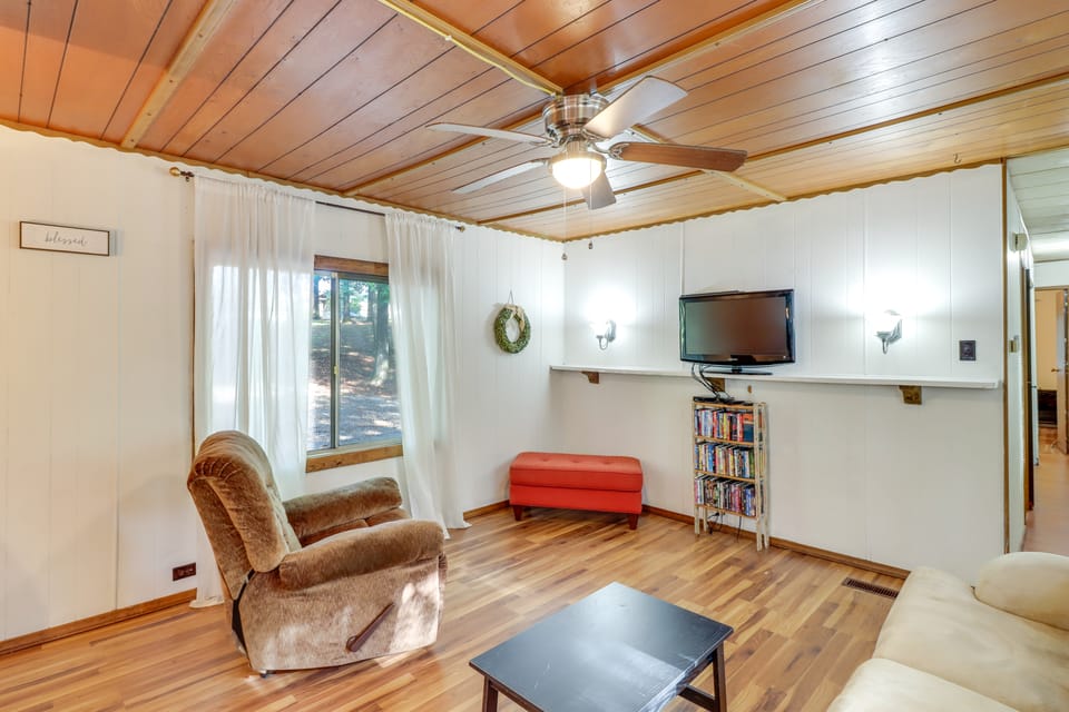 Edgemont Home w/ Deck ~ 9 Mi to Greers Ferry Lake! House in Greers Ferry Lake