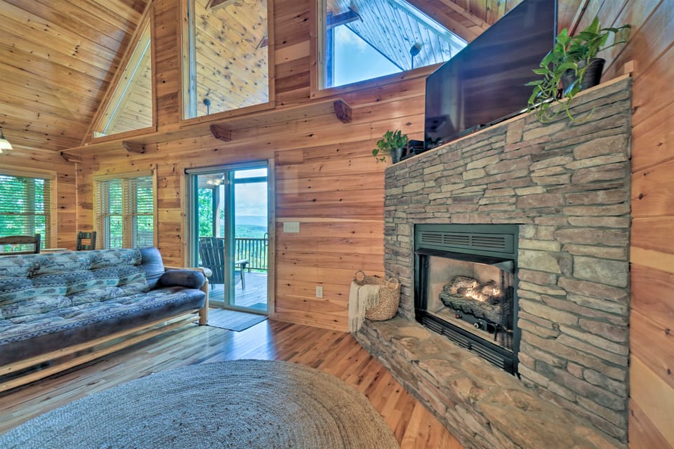 ‘Hiwassee Hideaway' Cabin w/ Mountain Views! House in Tennessee