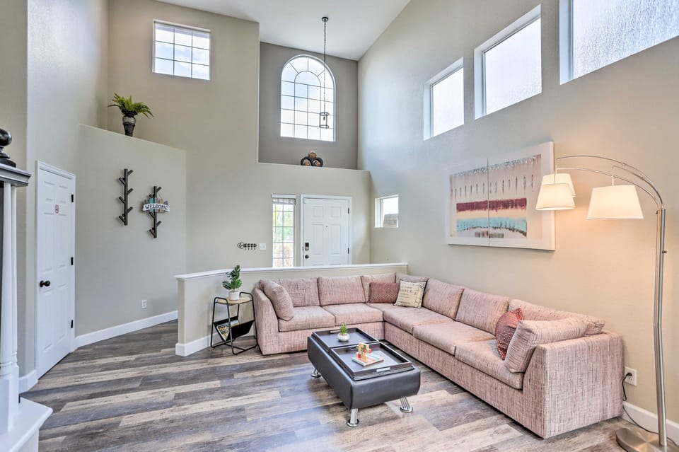Spacious Parkview Home 12 Mi to Denver, Game Room House in Northglenn