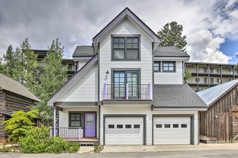 Walk to Ski Gondola: Mtn-View Breckenridge Condo Apartment in Breckenridge