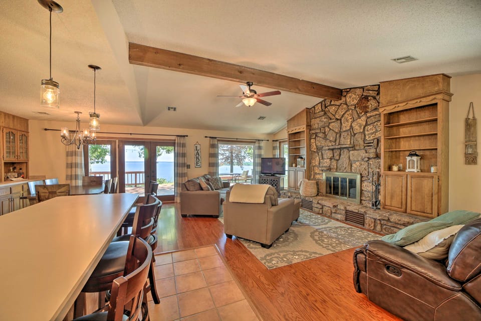 Grand Lake Views + Fire Pit: Monkey Island Home! House in Ozark Mountains