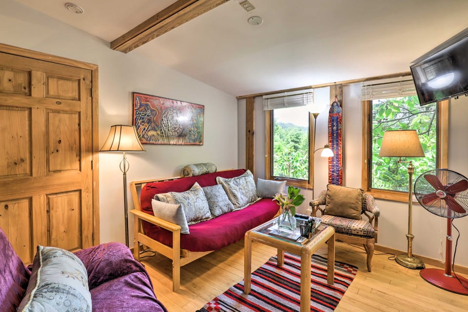 Cookout Ready! 'Sweet Suite' w/ Views in Leicester Apartment in Buncombe County