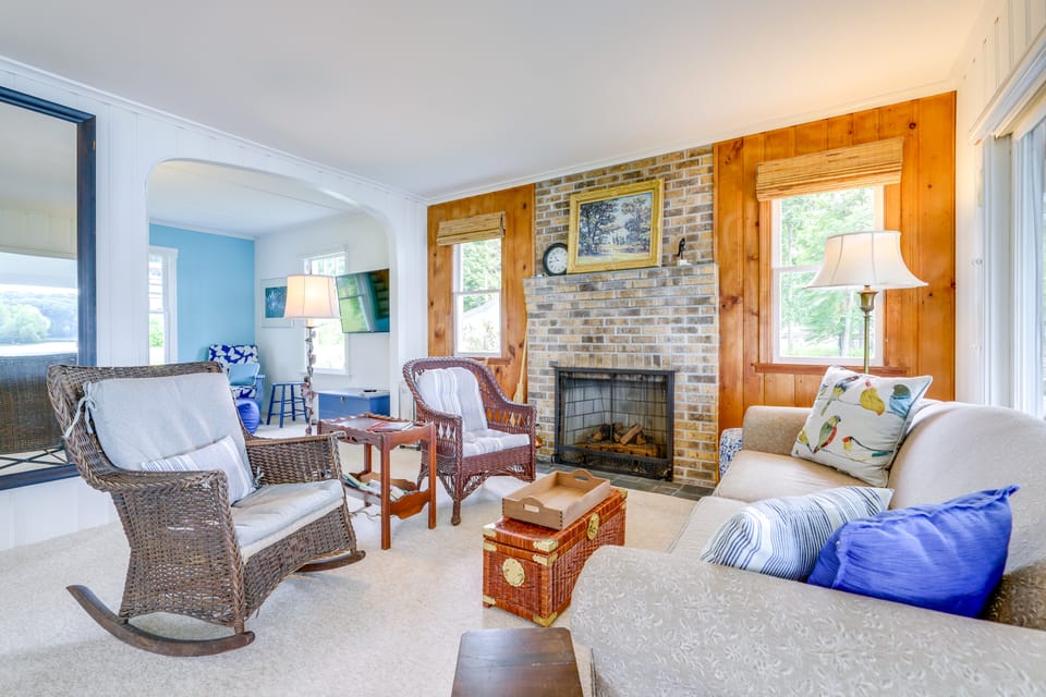 Lakefront Cottage w/ Covered Porch & Dock! Cottage in Connecticut