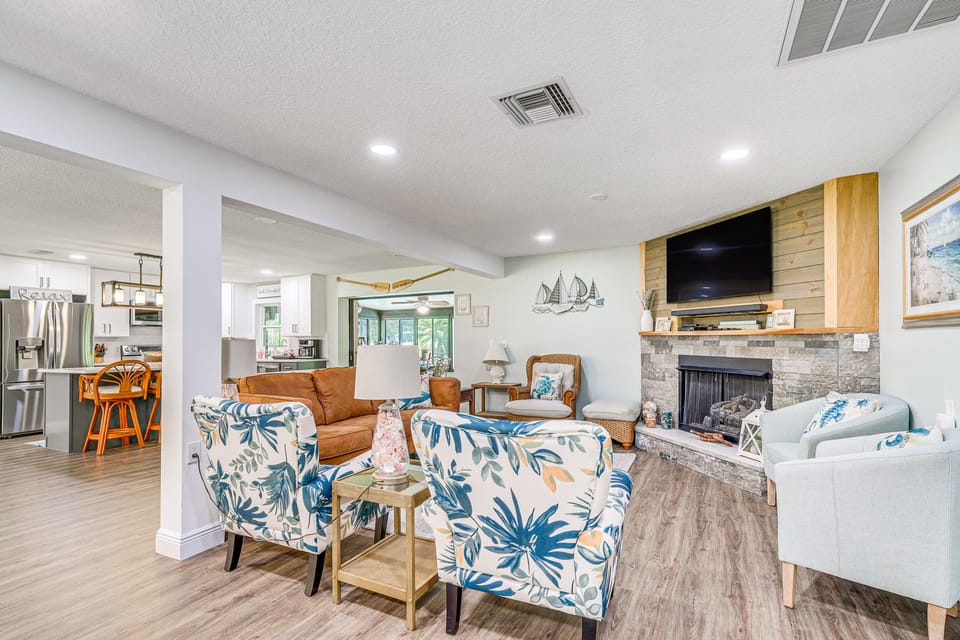 Canal-Front Outdoor Oasis: Home in Crystal Water House in Crystal River