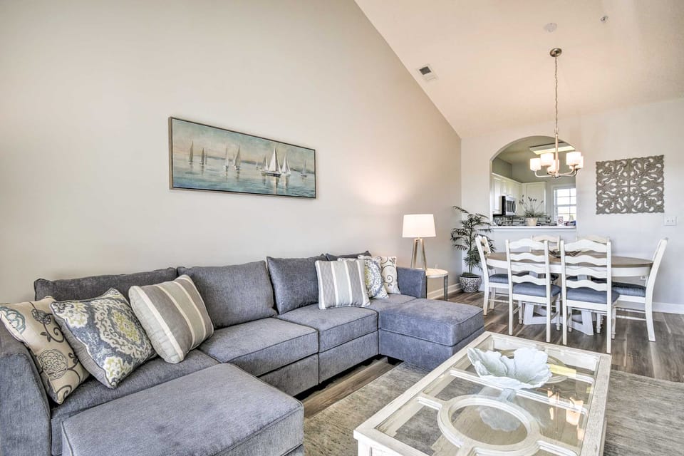 Shuttle to Ocean! North Myrtle Beach Retreat Apartment in North Myrtle Beach