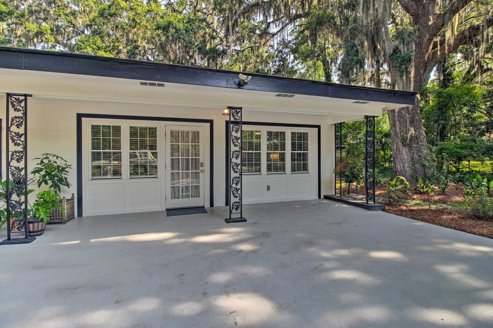 Elegant Savannah Hideaway w/ Private Garden Apartment in Savannah