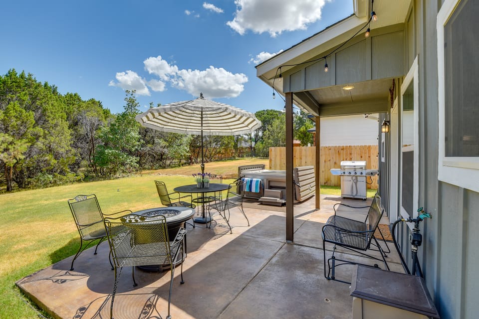 Hot Tub & Fire Pit! Cozy Granbury Escape Near Lake House in Texas