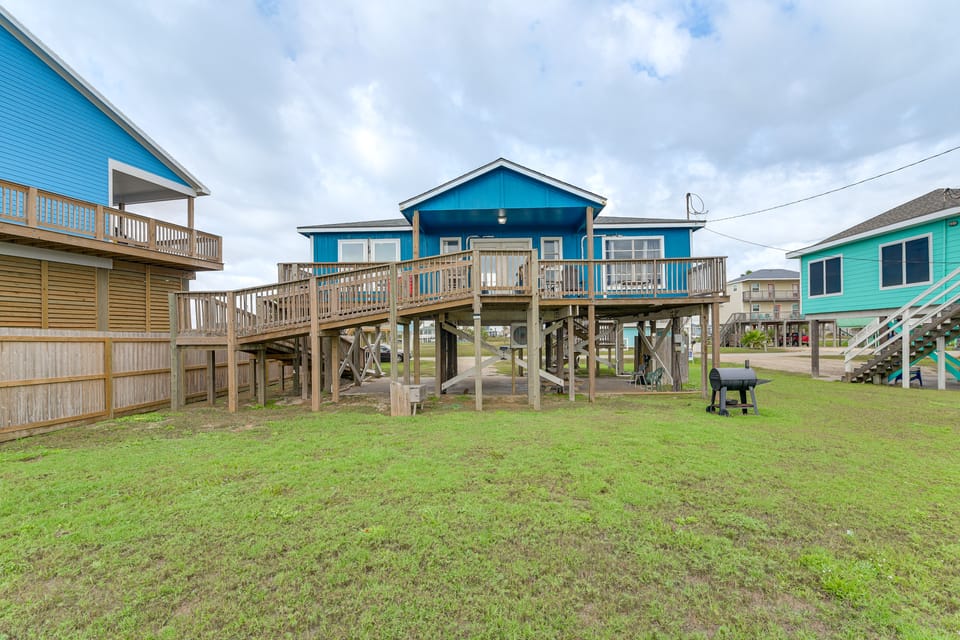 Ocean Views: Second-Row Surfside Beach House House in Surfside Beach