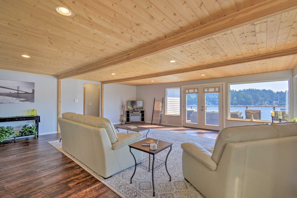 Waterfront Gig Harbor Home w/ Furnished Deck House in Puget Sound