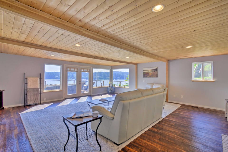 Waterfront Gig Harbor Home w/ Furnished Deck House in Puget Sound