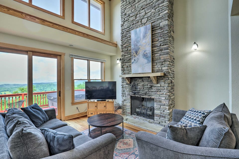 ‘Getaway Chalet’ in Mars Hill w/ Hot Tub & Views! Apartment in Tennessee