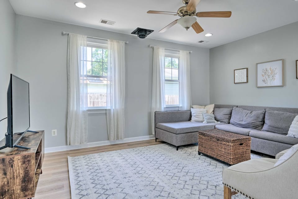 Idyllic Pasadena Retreat with Garden + Hot Tub! House in Anne Arundel County