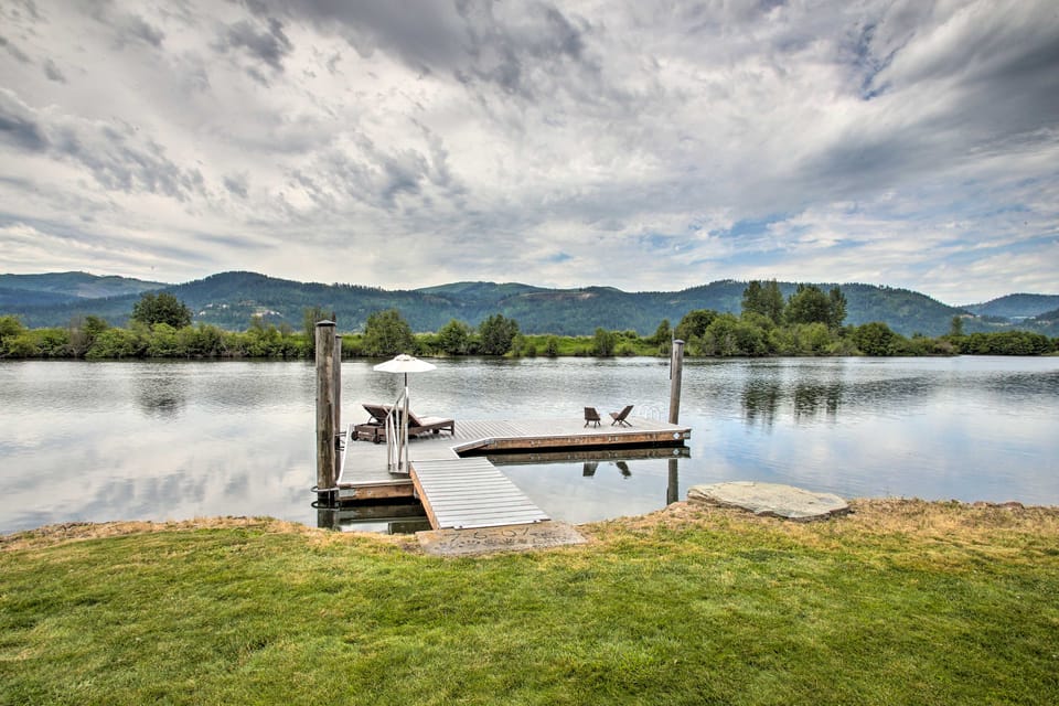 Waterfront Cabin w/ 2 Boat Docks & Mtn Views! House in Idaho