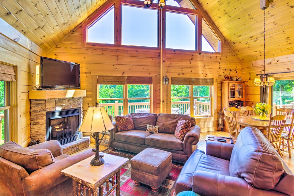 Blue Ridge Mountain Gem w/ Deck & Community Perks House in Tennessee