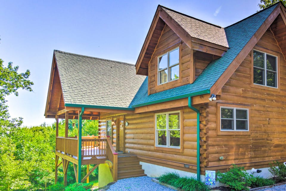Blue Ridge Mountain Gem w/ Deck & Community Perks House in Tennessee