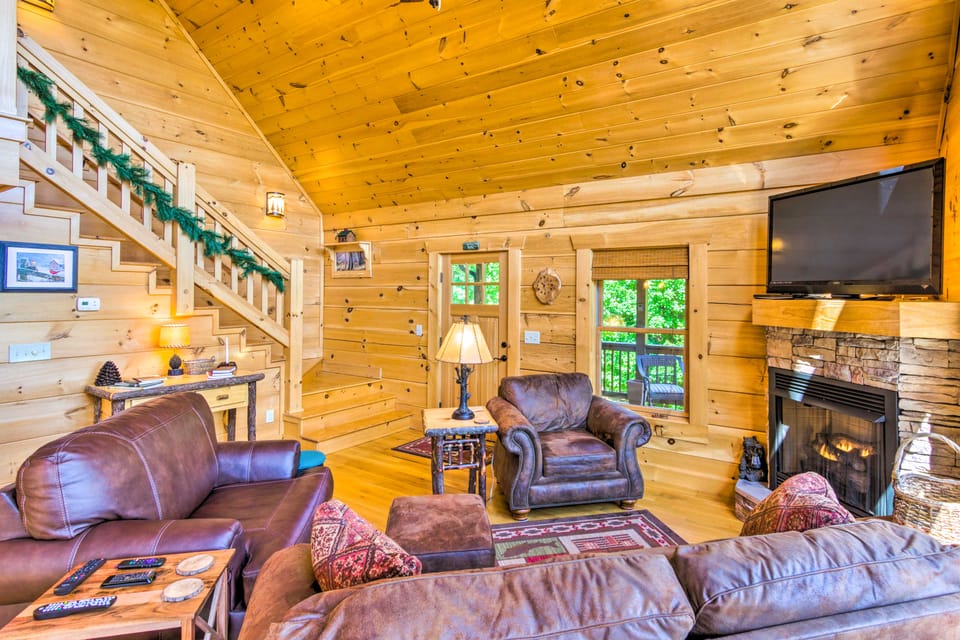 Blue Ridge Mountain Gem w/ Deck & Community Perks House in Tennessee