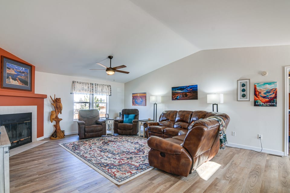 13 Mi to Lake Powell: Mtn-View Home w/ Deck & BBQ House in Utah