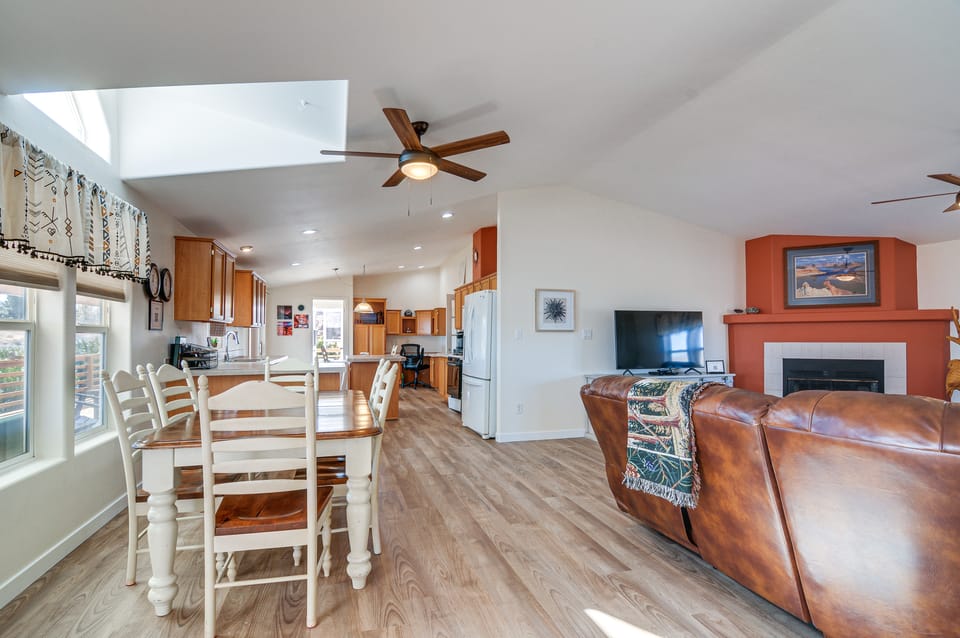 13 Mi to Lake Powell: Mtn-View Home w/ Deck & BBQ House in Utah