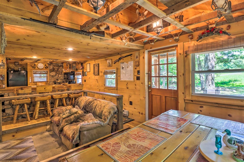 Secluded & Quiet Pocono Mountain Cabin w/ Hot Tub! House in Pocono Mountains