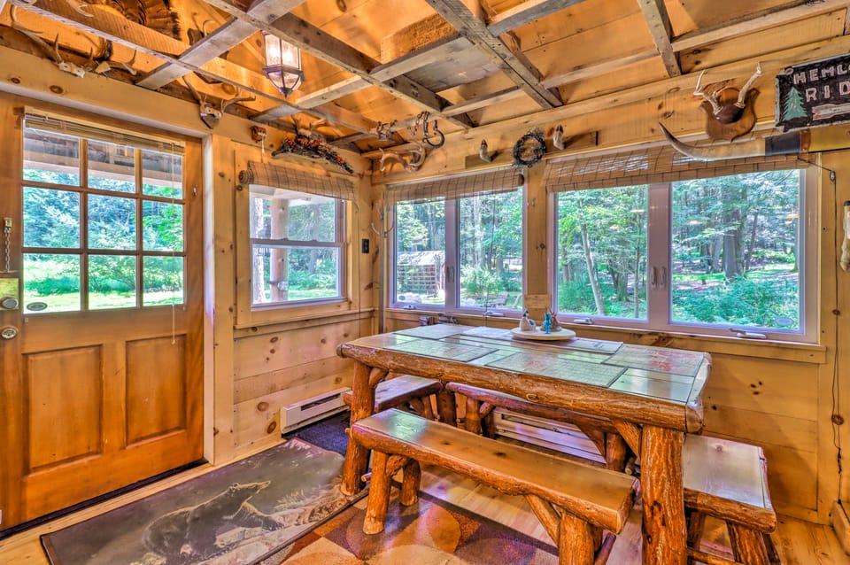 Secluded & Quiet Pocono Mountain Cabin w/ Hot Tub! House in Pocono Mountains