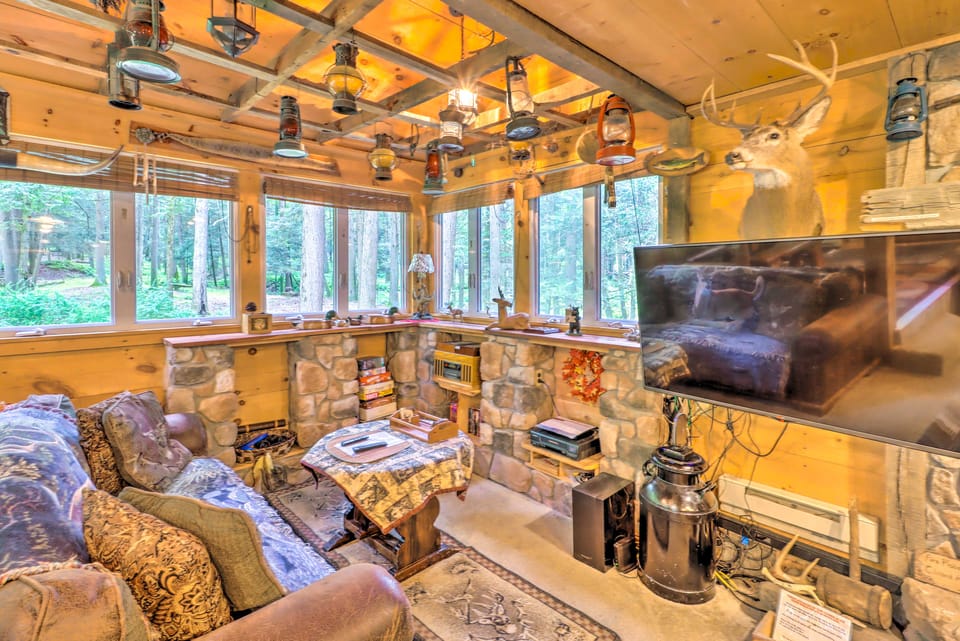 Secluded & Quiet Pocono Mountain Cabin w/ Hot Tub! House in Pocono Mountains