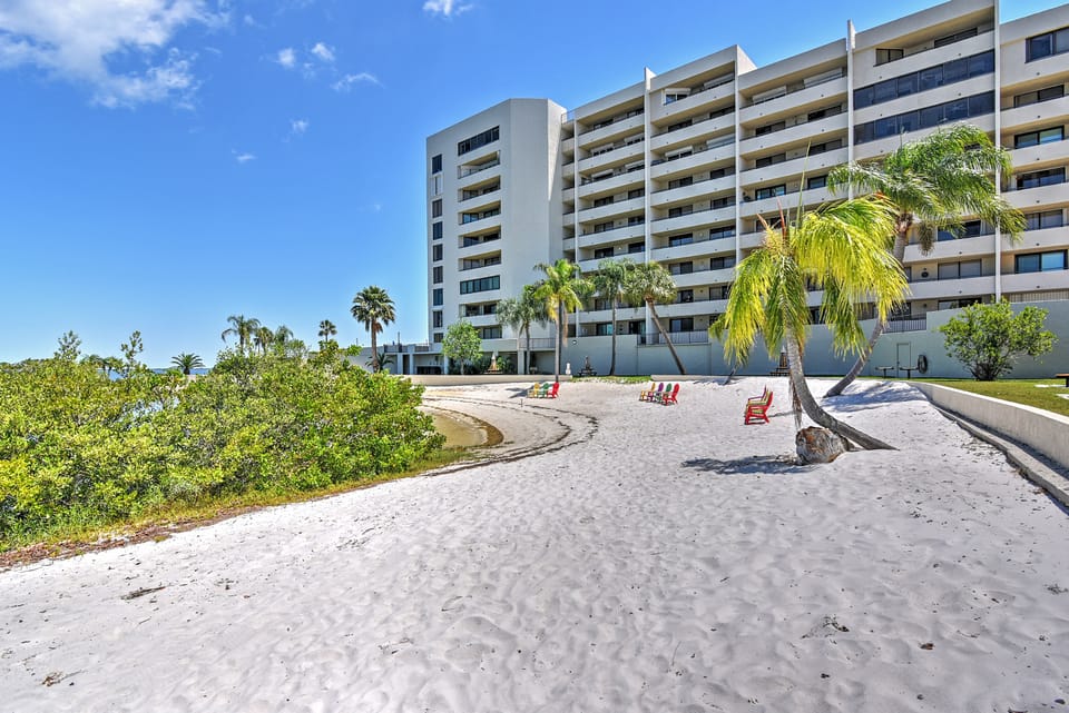 Relaxing Hudson Condo Steps from the Pool! Apartment in Hudson