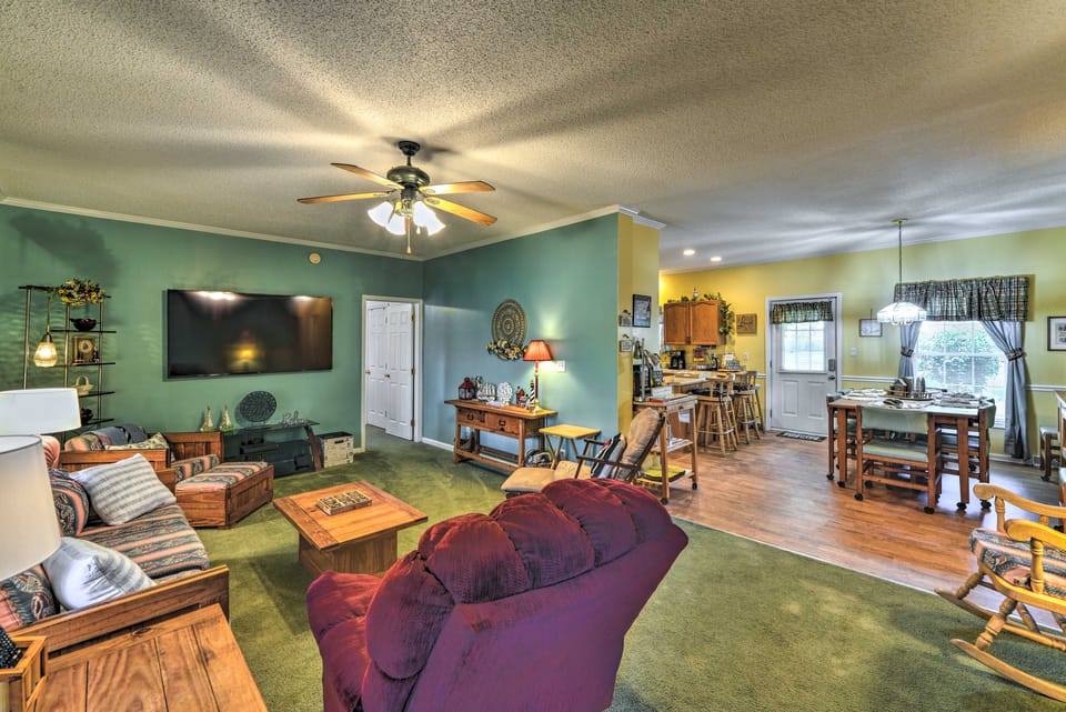Beautiful Lakefront Retreat w/ Dock & Grill! House in Lake Gaston