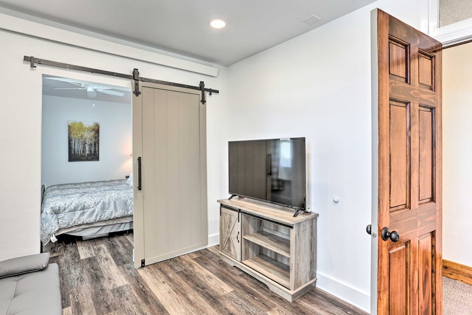 Walk to Dining, Breweries & Shops! Dtwn Custer Apt Apartment in Custer