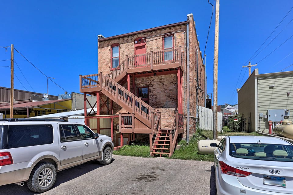 Shop, Hike & Explore! Historic Dtwn Custer Apt Apartment in Custer