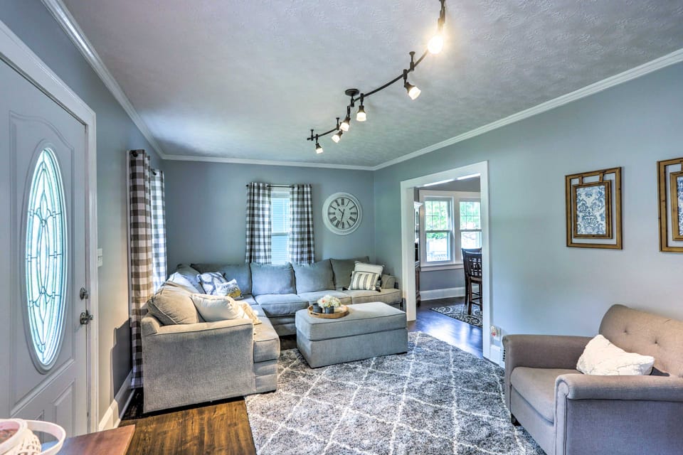 Bright Parma Home w/ Outdoor Space < 10 Mi to Dtwn House in Parma