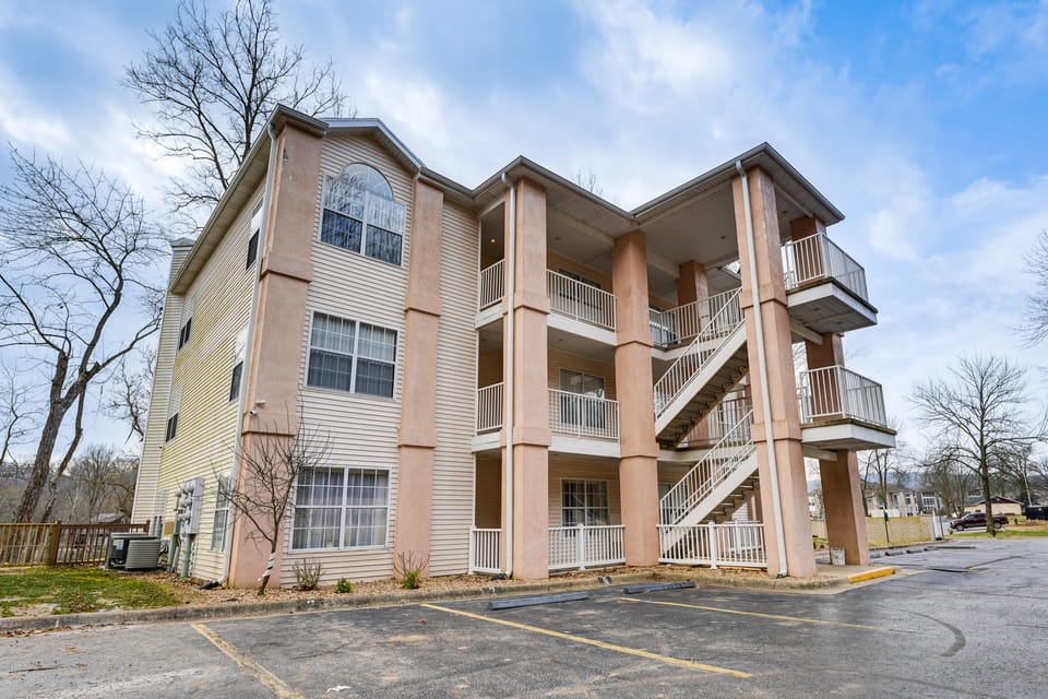 Sunroom, Fireplace: Lakefront Branson Condo Apartment in Branson