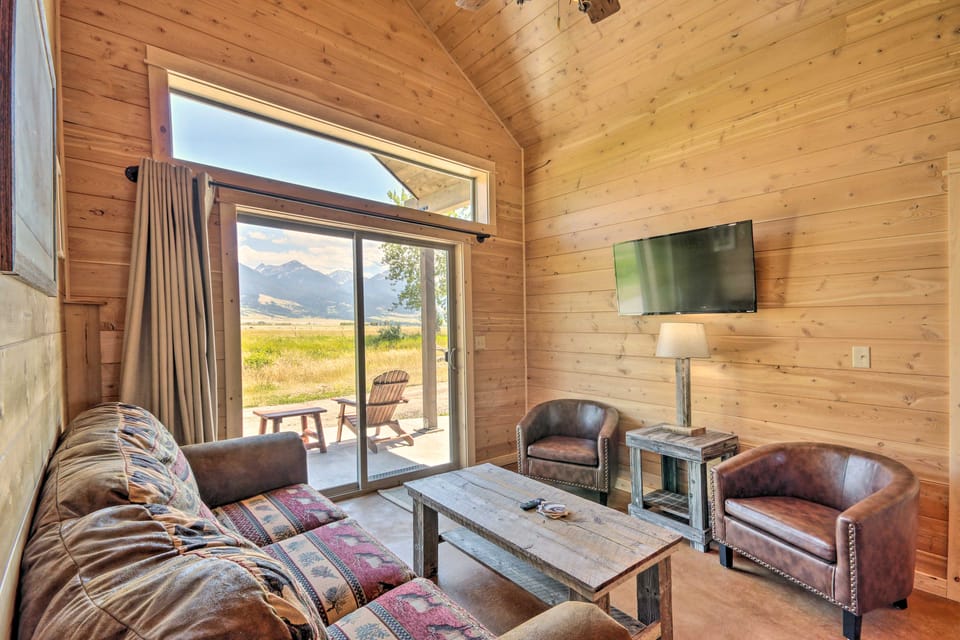 Dreamy Mountain-View Cabin Near Yellowstone! House in Montana