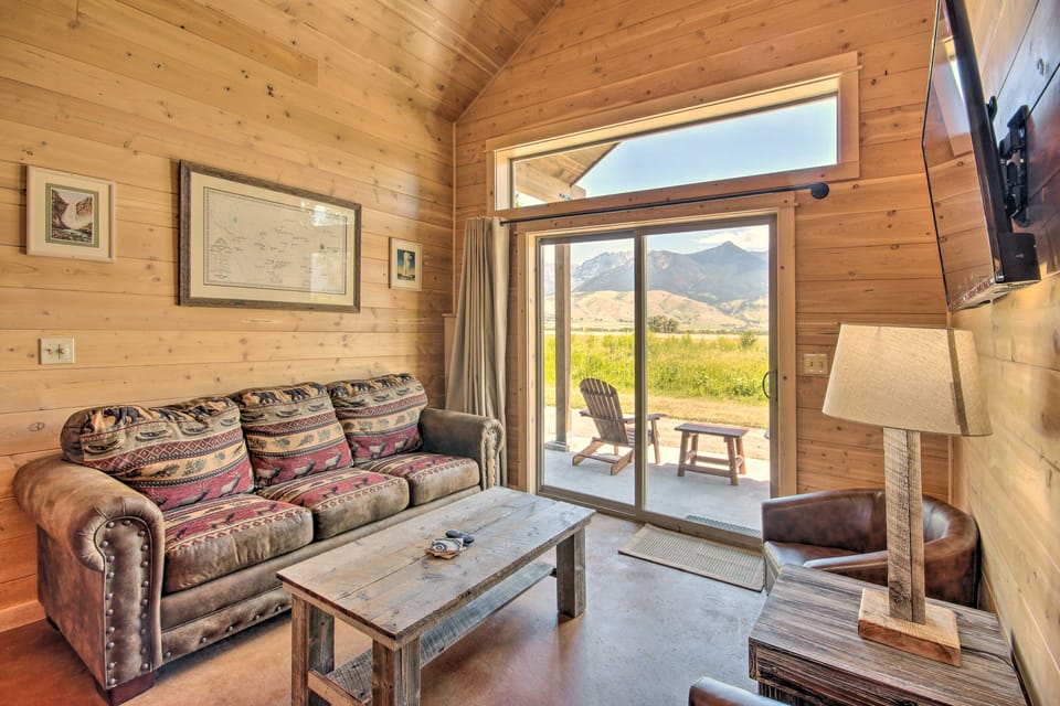 Dreamy Mountain-View Cabin Near Yellowstone! House in Montana