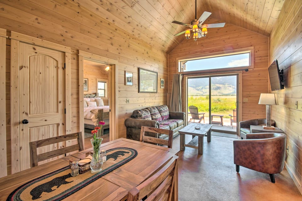 Dreamy Mountain-View Cabin Near Yellowstone! House in Montana
