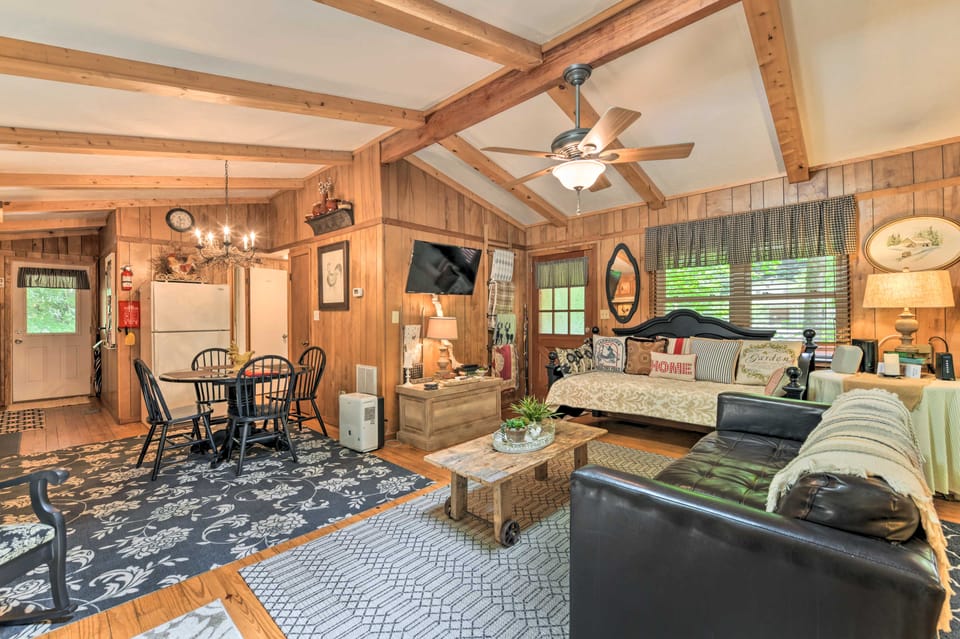 Smoky Mtn Cottage on Creek w/ Lanai & Forest Views Cottage in Tennessee
