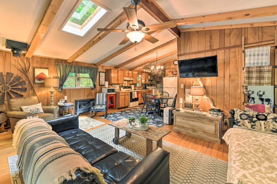 Smoky Mtn Cottage on Creek w/ Lanai & Forest Views Cottage in Tennessee
