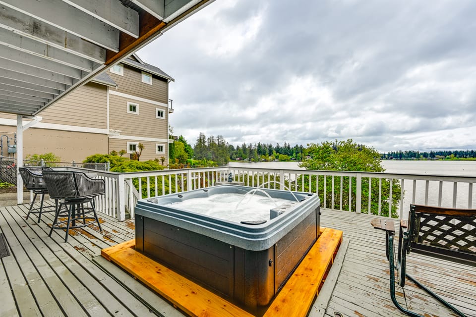 Lakeside Lacey Gem w/ Sauna + Private Dock House in Lacey