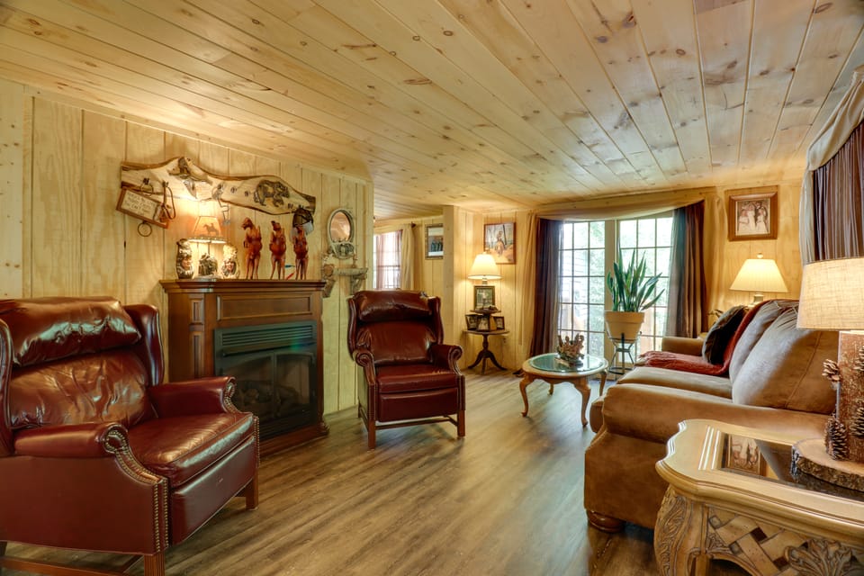 Mtn-View Warne Cabin: Hot Tub, Wine Cabinet! House in Tennessee