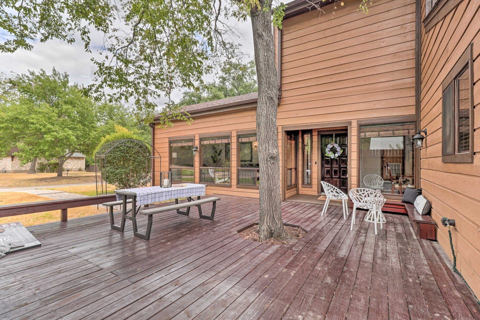 Bryan Home w/ Deck & Yard ~ 4 Mi to Texas A & M! House in Bryan
