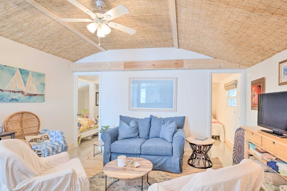 Heated Saltwater Pool + Bar: Del Ray Cottage! Cottage in Delray Beach