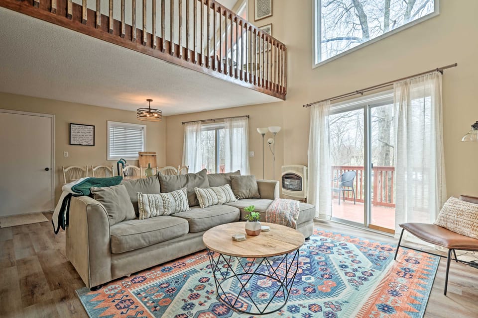 Golf, Ski + Fish: Cabin w/ Deck in Tobyhanna! House in Coolbaugh Township