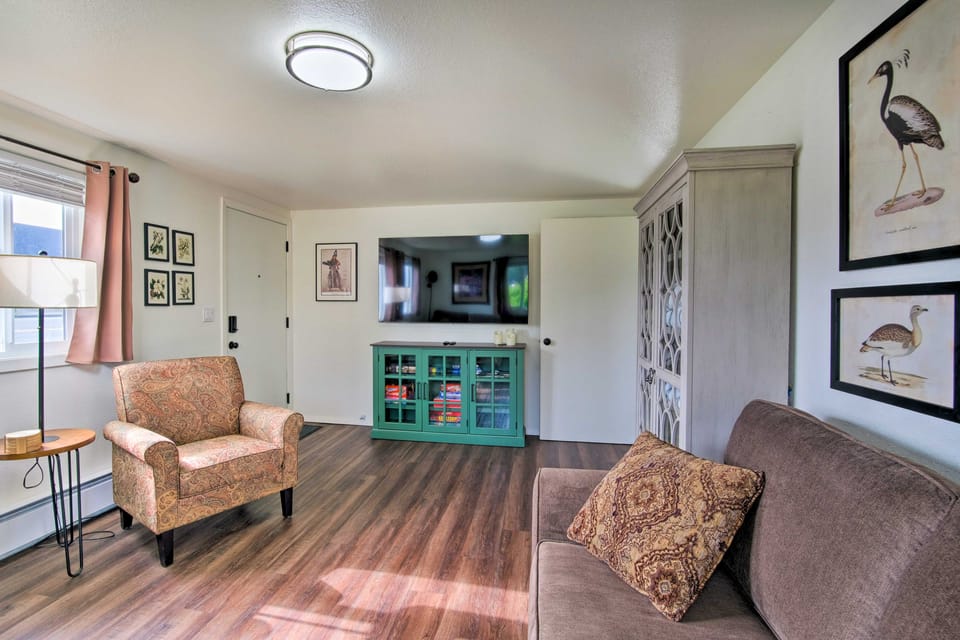 North Bend Home w/ Cornhole Court & Putting Green House in Coos Bay