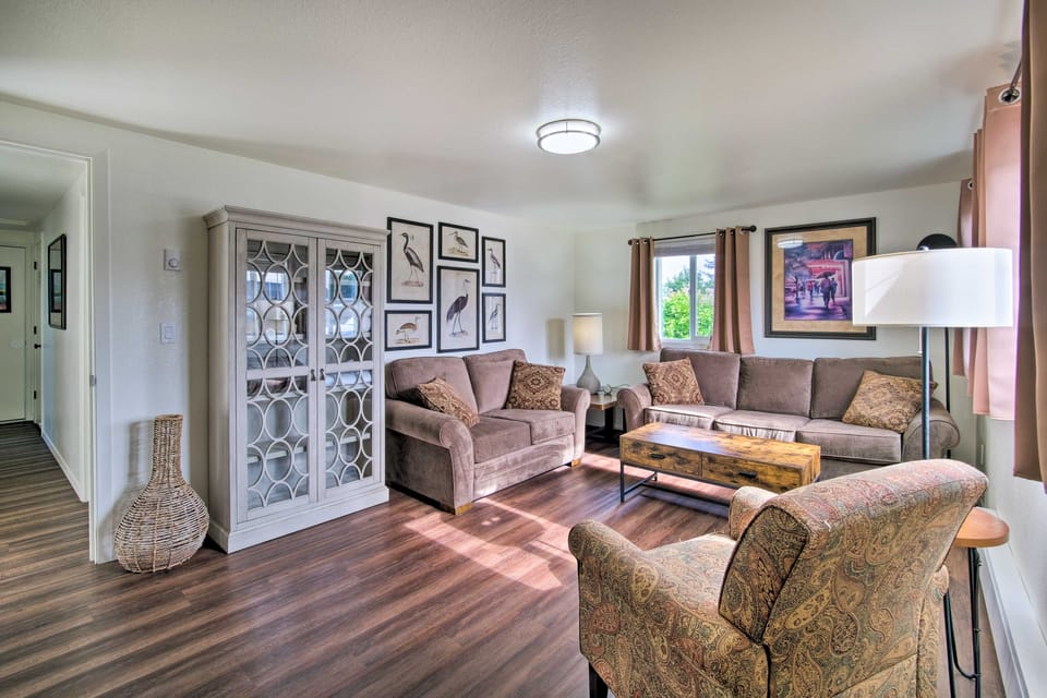 North Bend Home w/ Cornhole Court & Putting Green House in Coos Bay