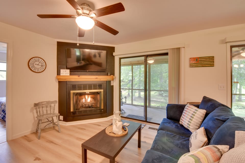 Grand Murphy Cabin w/ Fire Pit & Game Room! Cottage in Tennessee