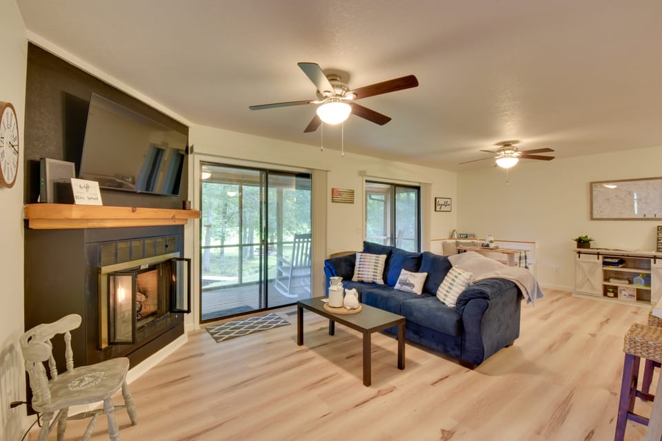Grand Murphy Cabin w/ Fire Pit & Game Room! Cottage in Tennessee